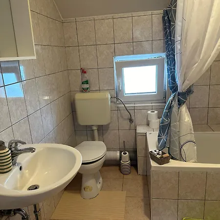 Airport Apartment *